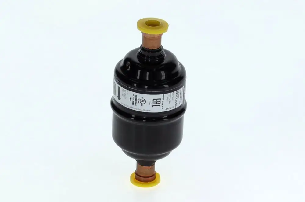 Trockenfilter von Bosch mit zwei verbundenen Einlässen, einer mit gelber Abdeckung, schwarz lackiert, runder Form und mittlerer Größe, auf hellem Hintergrund.
